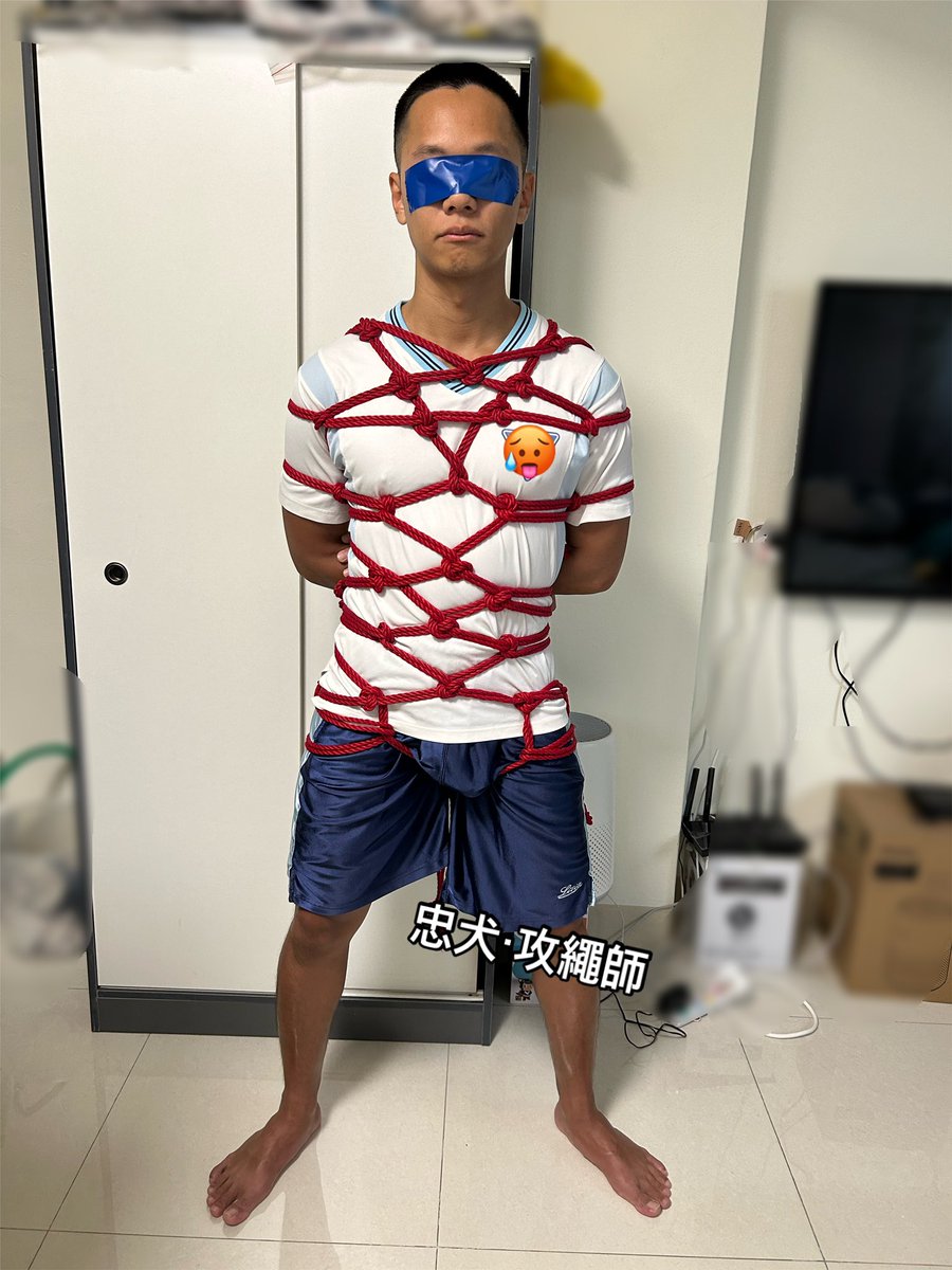 loyal_dog_eng2's tweet photo. 可愛的大四 😀
真運動服 x 亮面酷裡不穿內褲 x 綁起來
超香 🥵

🪢 @loyal_dog_eng2
🐶 @sportrubber35 

#繩縛

===

更多內容在
https://t.co/WyjG2l5DzN
已更新價格+限定圖片 🙈 https://t.co/UrMZtSSFfi