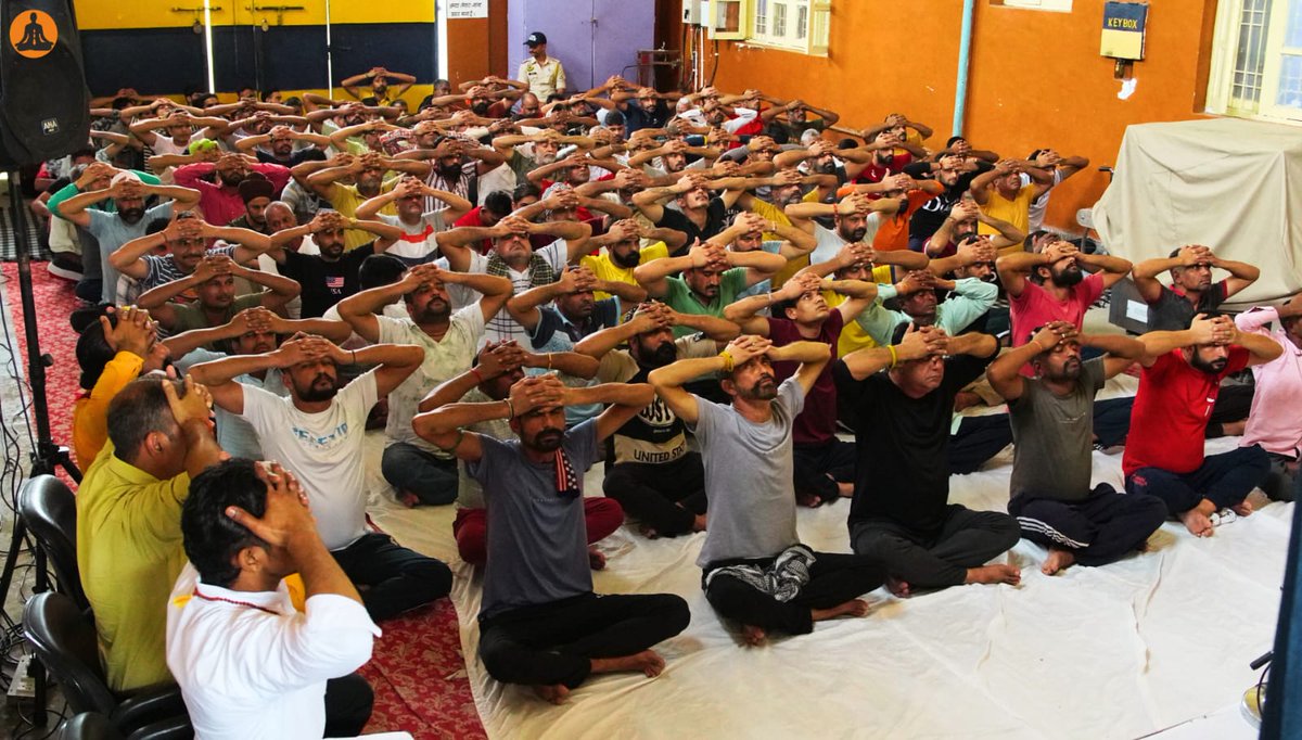 djjsaarogya's tweet image. DJJS Aarogya, Hoshiarpur Branch, Punjab organised Vilakshan Yoga Shivir at District Jail, Una, Himachal Pradesh, spreading awareness among 210 prisoners about the spiritual &amp;amp; mental benefits of yoga. 
#DJJS #Aarogya #AshutoshMaharajji #Una #YogaForPrisoners