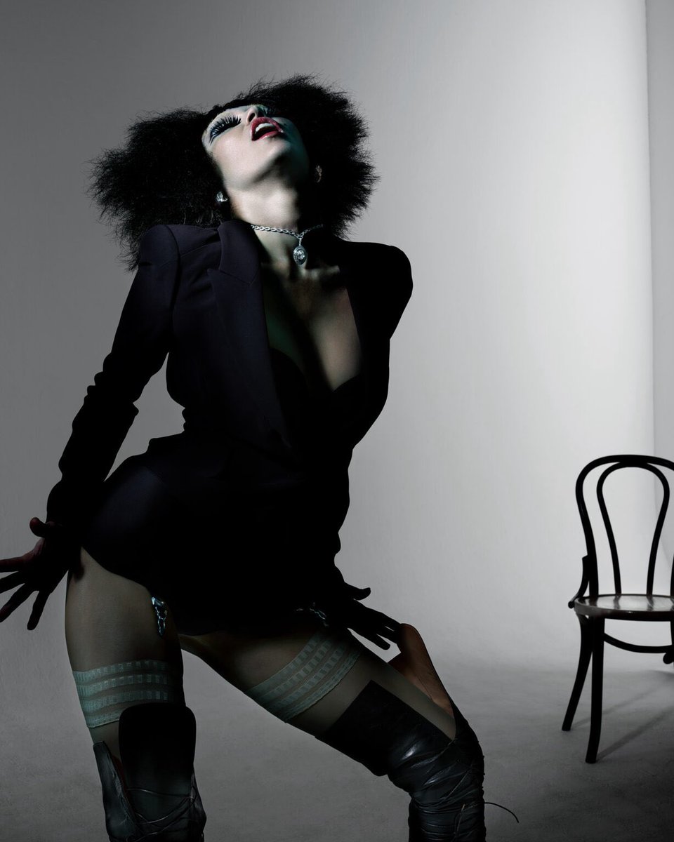 🚨 Miley Cyrus está escrevendo um memorial sobre acontecimentos da sua vida onde ela não teve o controle da situação.