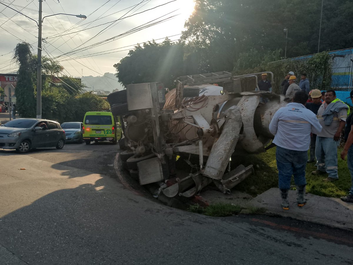 TN23NOTICIAS's tweet photo. Camión mezclador volcó en el #BulevarLosOlivos, ingreso a #SantaElenaII zona 18. https://t.co/c7Ek5WTvBE
