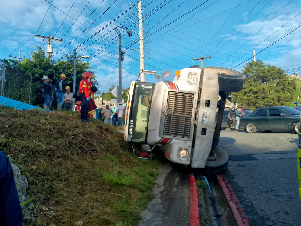 TN23NOTICIAS's tweet photo. Camión mezclador volcó en el #BulevarLosOlivos, ingreso a #SantaElenaII zona 18. https://t.co/c7Ek5WTvBE