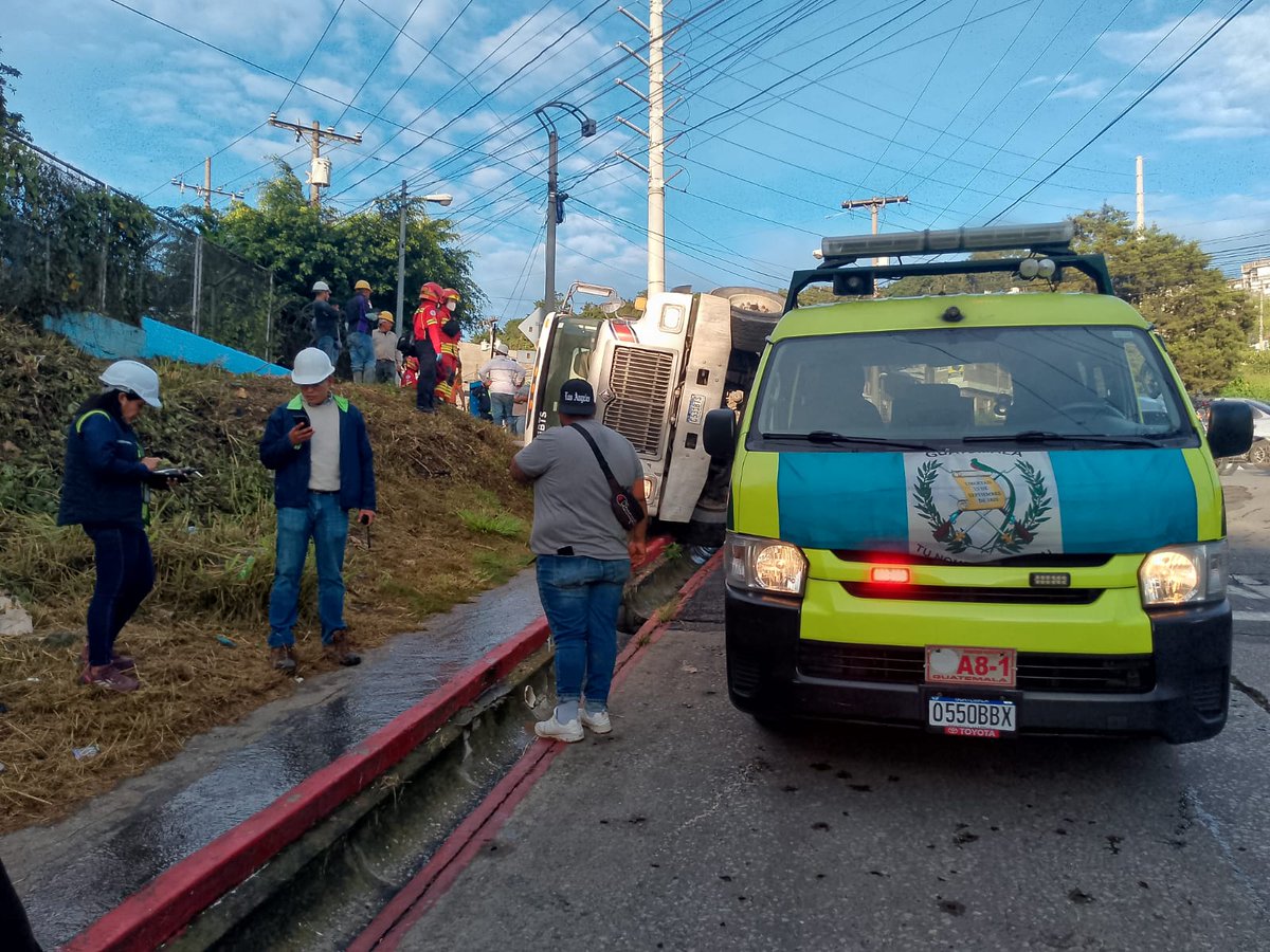 TN23NOTICIAS's tweet photo. Camión mezclador volcó en el #BulevarLosOlivos, ingreso a #SantaElenaII zona 18. https://t.co/c7Ek5WTvBE