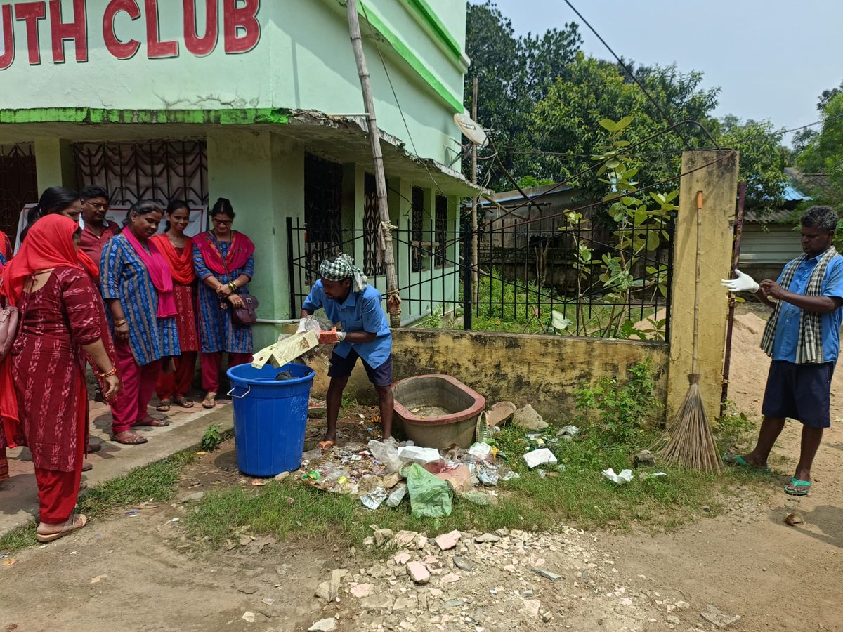 angulmun's tweet photo. Today Cleanness drive is taken near Jaya Durga Youth Club , Amlapada and Sensitizing the club committe member for "Swachhata Hi Seva" movement.
#Swachotsav #SwachhataHiSeva2025 #SHS2025
@SwachhBharatGov
@MoHUA_India
@HUDDeptOdisha
@CMO_Odisha
@angul_dm https://t.co/CrwTYTMTvi