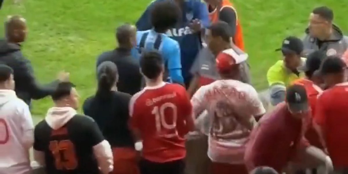 Organizadas do Inter são pouco numerosas, mas hoje são linhas de frente na representação de defesa. Quando Alysson cruzou os dedos em frente à Camisa 12, todos membros desceram repudiando. Integrante da Nação impediu a patética cena de pedir camisa do rival. Conhecem a história.