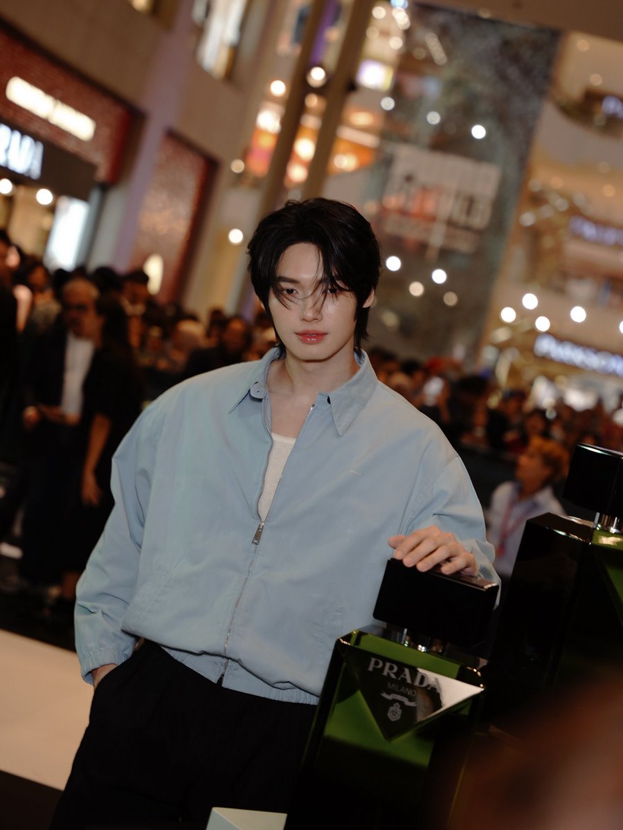 __opywpy__'s tweet image. The Devil wears Prada Paradigme pradabeauty 💚 and did i mention that i met @winmetawin again? Sawadee krup 🫰🏻

cr. iyzdham

WIN BA PRADA PARADIGME
#PradaBeautyxWin
#PradaBeauty
#winmetawin