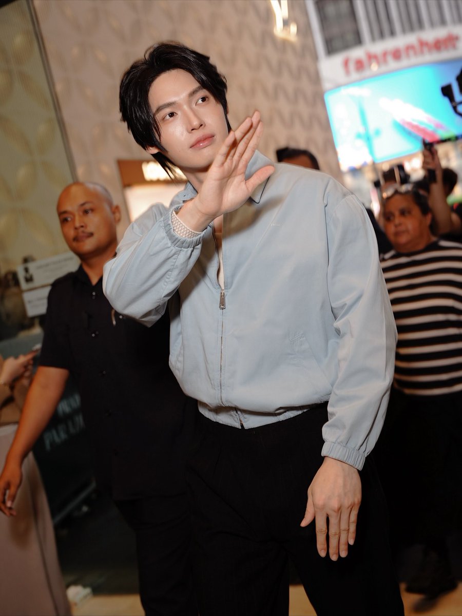 __opywpy__'s tweet image. The Devil wears Prada Paradigme pradabeauty 💚 and did i mention that i met @winmetawin again? Sawadee krup 🫰🏻

cr. iyzdham

WIN BA PRADA PARADIGME
#PradaBeautyxWin
#PradaBeauty
#winmetawin