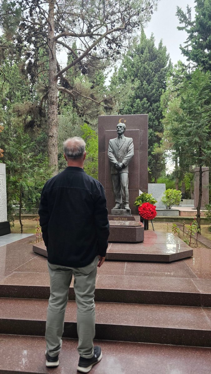 “Bakü’de, Türk dünyasının unutulmaz lideri, yolbaşçımız Ebulfez Elçibey’i ziyaret etmenin onurunu yaşadım.
O, daima gönlümüzde yaşayan Türkçü bir dava adamıydı.
Türk milletine sevdalı bu büyük lideri ziyaret etmeyi bir borç bildim. Türkiye’den selam ve muhabbetlerimizi getirdim.”