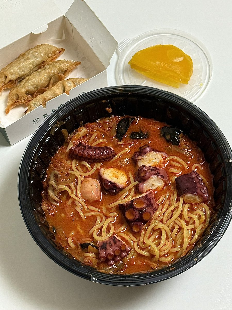 야근하고 먹는 돌문어짬뽕 ....
컷팅 전 &amp; 컷팅 후 둘다 폭력적이네요 (P)