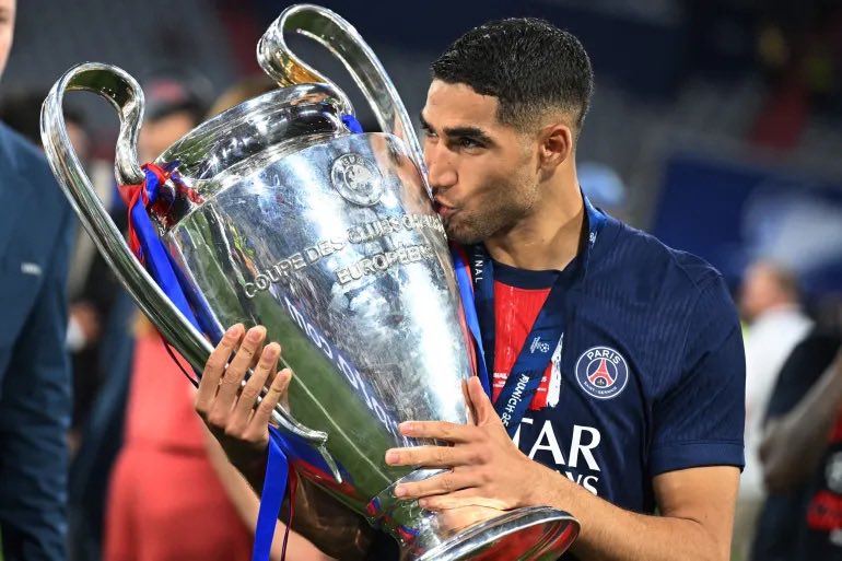 اصبحت الجوائز الفردية تميل للمهاجمين، 
وربما رودري كان استثناء ، لكن لماذا لا يكون حكيمي اسثناء ايضاً
قدم حكيمي افضل نسخة هجومية لمدافع وحطم ارقام حتى داني الفيش في الاسهامات التهديفية في موسم واحد،".
برأيكم هل يستحق حكيمي الكرة الذهبية؟!