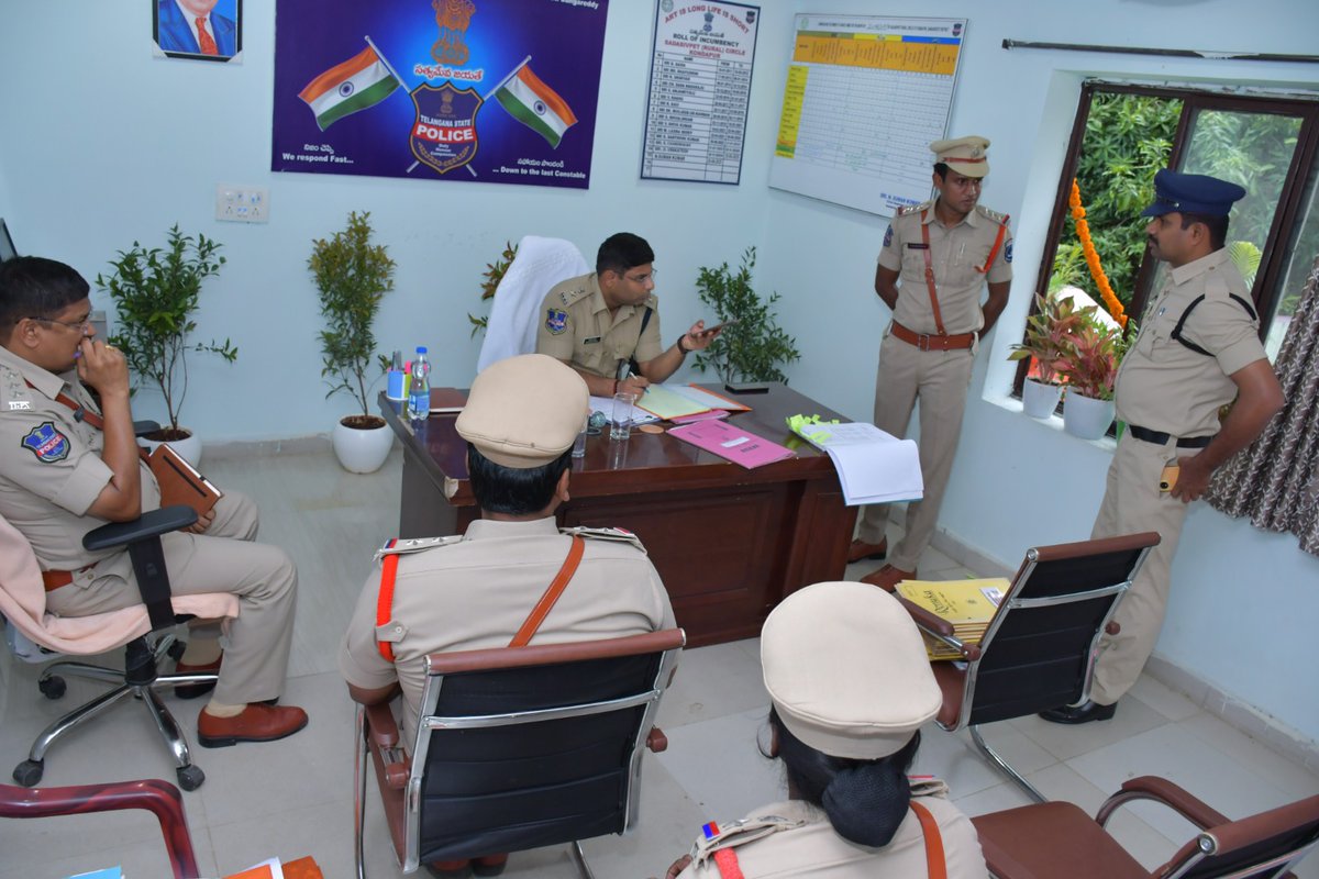 SP Sangareddy (@spsangareddy) on Twitter photo 📅 
🔹 జిల్లా ఎస్పీ పరితోష్ పంకజ్ IPS గారు కొండాపూర్ సర్కిల్ కార్యాలయాన్ని తనిఖీ చేశారు.
🔹 గ్రేవ్ కేసులపై ప్రత్యేక దృష్టి.
🔹 మర్డర్, డౌరీ డెత్ కేసుల్లో నాణ్యమైన దర్యాప్తు చేయాలి.
🔹 క్రైమ్ హాట్ స్పాట్స్, బ్లాక్ స్పాట్స్ గుర్తించి, CC కెమెరాలు, ర్యాంబుల్ స్ట్రిప్స్, l ఏర్పాటు. 📅 
🔹 జిల్లా ఎస్పీ పరితోష్ పంకజ్ IPS గారు కొండాపూర్ సర్కిల్ కార్యాలయాన్ని తనిఖీ చేశారు.
🔹 గ్రేవ్ కేసులపై ప్రత్యేక దృష్టి.
🔹 మర్డర్, డౌరీ డెత్ కేసుల్లో నాణ్యమైన దర్యాప్తు చేయాలి.
🔹 క్రైమ్ హాట్ స్పాట్స్, బ్లాక్ స్పాట్స్ గుర్తించి, CC కెమెరాలు, ర్యాంబుల్ స్ట్రిప్స్, l ఏర్పాటు.