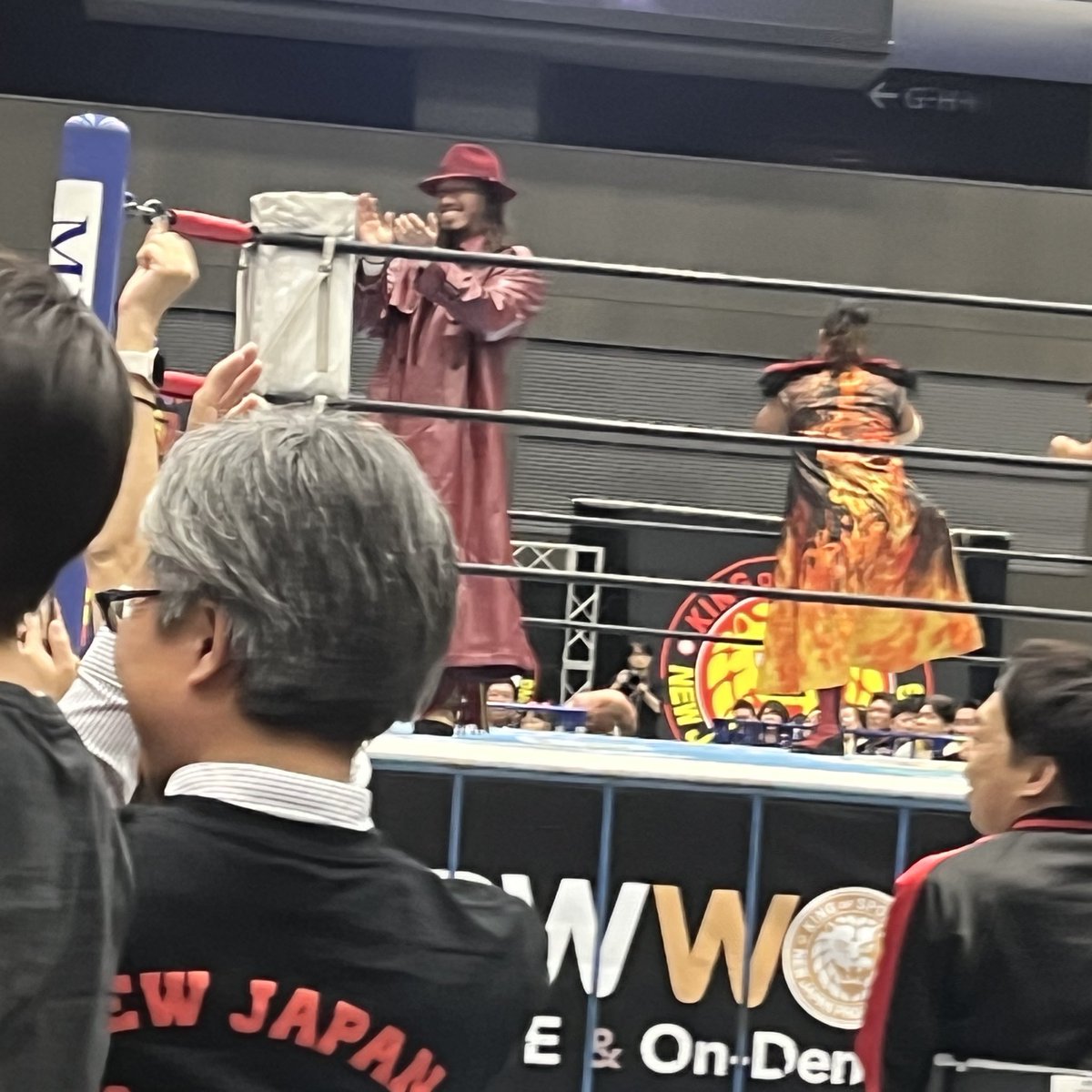 zundoko_dream's tweet photo. フィンレーが投げた辻ぴょんすけ、磁石🧲で扉にくっついて、フィンレーが大喜びして辻も笑って拍手してた 

#njdest 
#njpw https://t.co/2GS5kficty