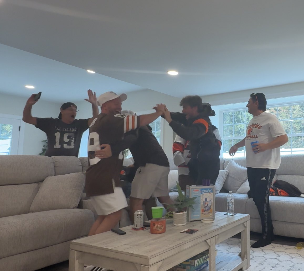 Great day to be a <a href="/Browns/">Cleveland Browns</a> fan! 🐾🦴🙌 #Brownsvspackers #dawgpound