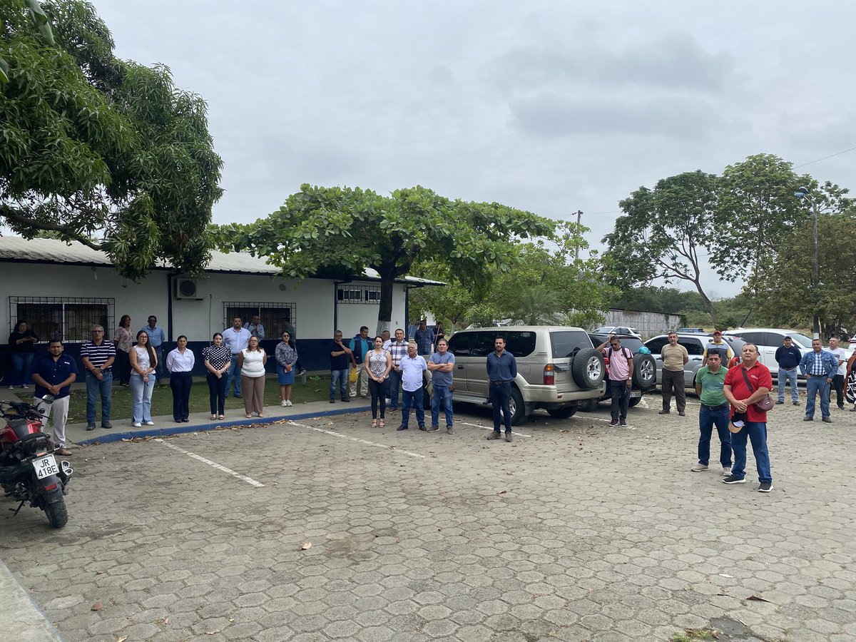 MAE_Zonal4's tweet photo. #Portoviejo 📍

Participamos con orgullo en el minuto cívico, entonando con respeto las sagradas notas del Himno Nacional del Ecuador 🇪🇨.

Ratificamos nuestro compromiso con el país, promoviendo valores cívicos y la identidad nacional. https://t.co/ilQLzjtSqM