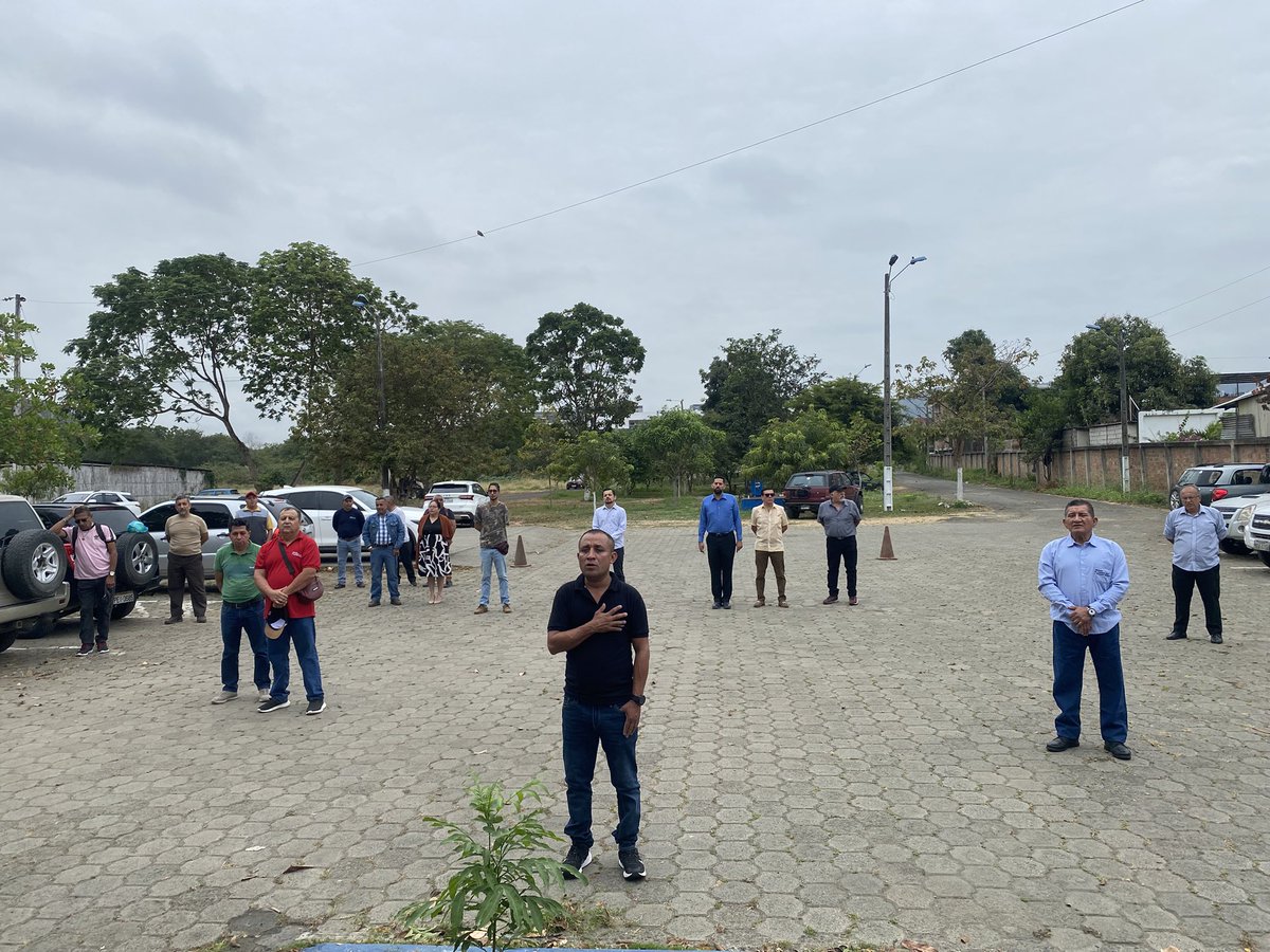 MAE_Zonal4's tweet photo. #Portoviejo 📍

Participamos con orgullo en el minuto cívico, entonando con respeto las sagradas notas del Himno Nacional del Ecuador 🇪🇨.

Ratificamos nuestro compromiso con el país, promoviendo valores cívicos y la identidad nacional. https://t.co/ilQLzjtSqM