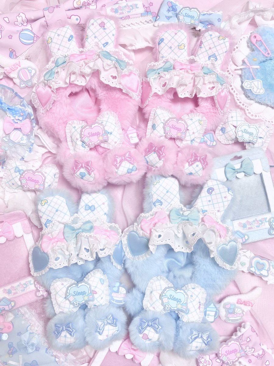 ☁️🩵たᤕたᤕふʒ〰𑅞🩷🍼
 #カワイイクリエイターs 9/28(sun)

🄱🄰🄱🅈 🅃🄾🅈 🅁🄰🄱🄱🄸🅃 12cm/16cm
子供部屋のおもちゃ箱みたいなポップさにフリルとリボンがたっぷりのボンネットでとびきりラブリーなぬい服ですᕱ⑅︎ᕱ"
後ろ側にはオリジナルタグとショルダー用のループが付いています🎀