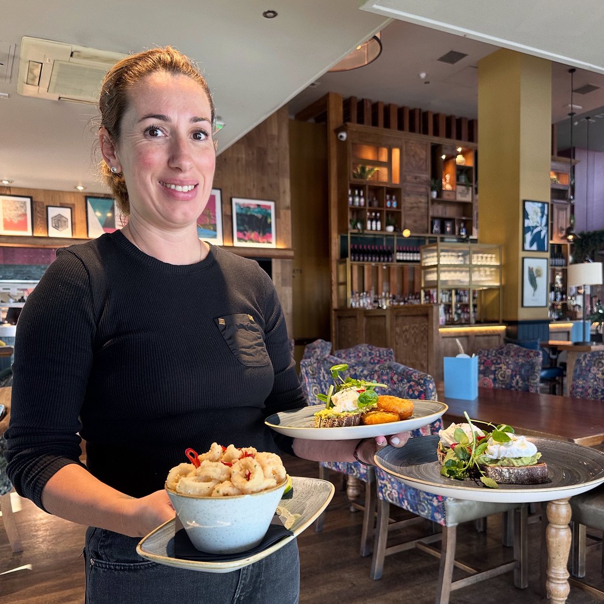 Still sunny 😎 here so still perfect for alfresco and light dishes by the river !!!

Brunch available up to 3 pm 

#brunch #monday #sun #pub #fulham #chelsea #chelseaharbour #imperialwharf #avocado #youngspubs #youngspubspeople