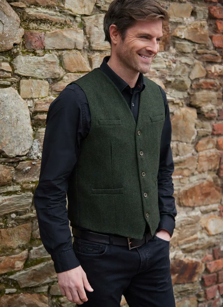 Blarney_Mills's tweet image. ✨ Timeless Tweed ✨
The Danny Herringbone Tweed Waistcoat is a true classic. With a v-neck cut, button closure &amp;amp; welt pockets, its textured herringbone weave layers beautifully for smart Irish style.
#BlarneyWoollenMills #IrishStyle #TweedWaistcoat #MadeInIreland