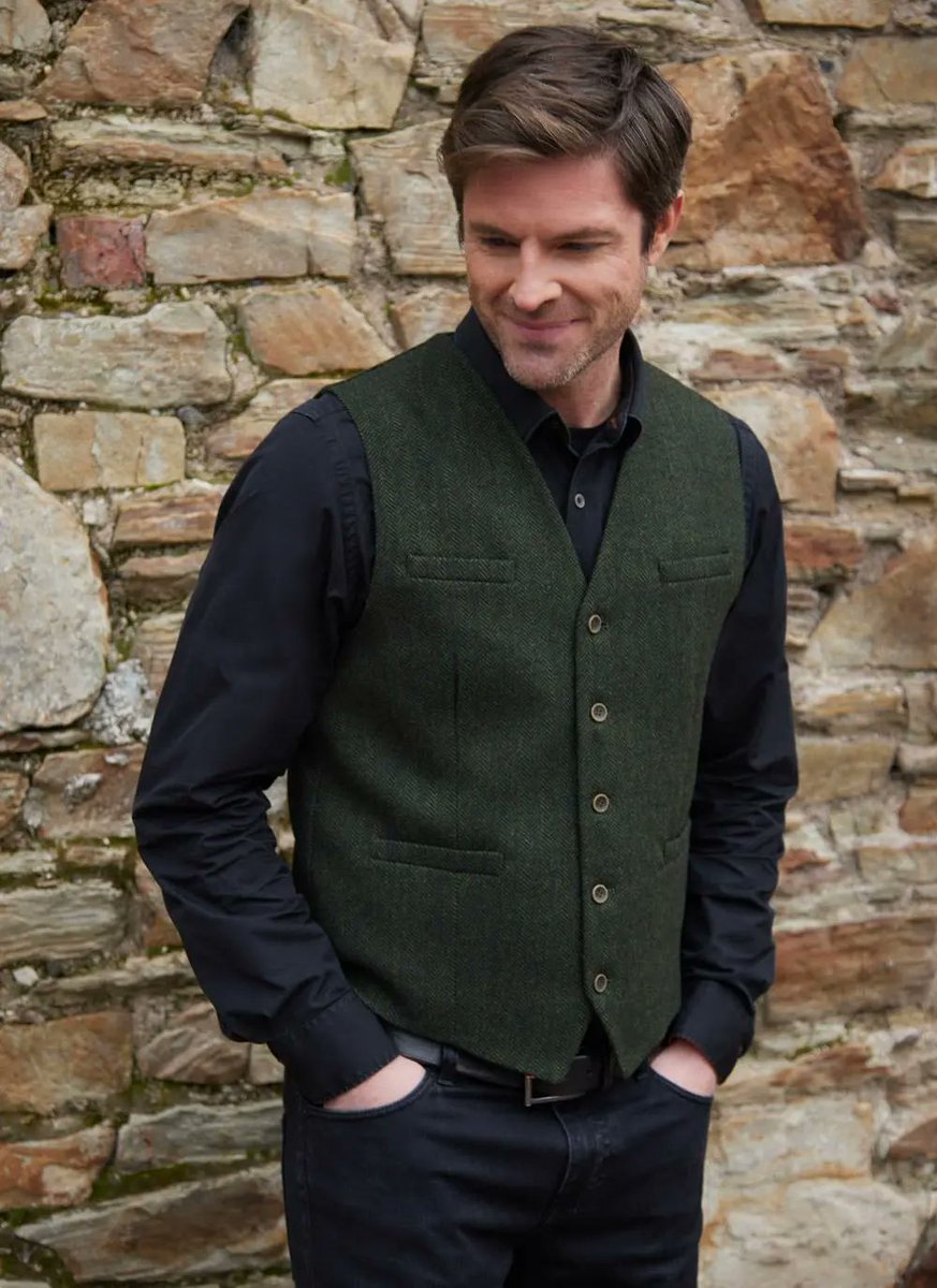 Blarney_Mills's tweet image. ✨ Timeless Tweed ✨
The Danny Herringbone Tweed Waistcoat is a true classic. With a v-neck cut, button closure &amp;amp; welt pockets, its textured herringbone weave layers beautifully for smart Irish style.
#BlarneyWoollenMills #IrishStyle #TweedWaistcoat #MadeInIreland