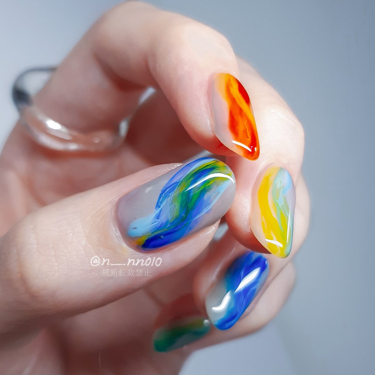 カラフルなビー玉イメージのネイル