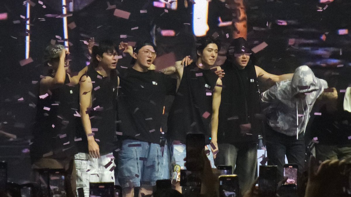 fixonspirit's tweet photo. Team B.I @shxx131bi131 ♥️

HYPE UP                 THE LAST PARADE

#THELASTPARADEinKL #2025THELASTPARADEINKL #HANBINinKL #HANBIN #BIinKL #김한빈 https://t.co/DuaV0Sv17U