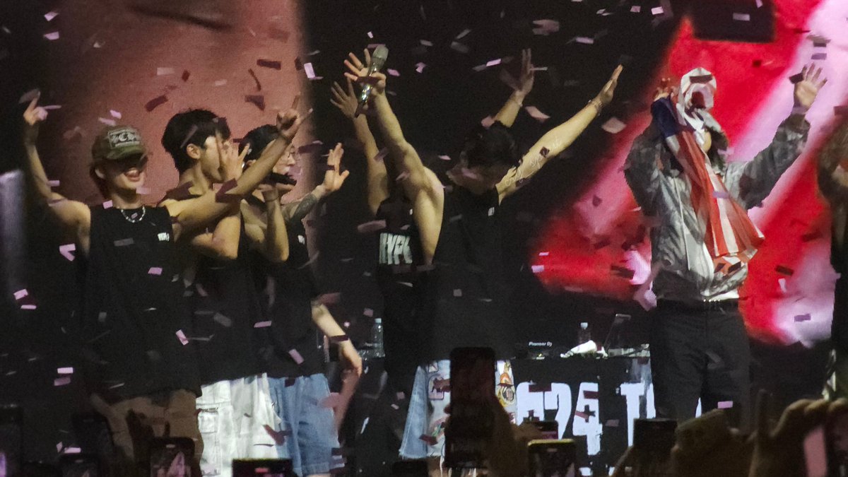 fixonspirit's tweet photo. Team B.I @shxx131bi131 ♥️

HYPE UP                 THE LAST PARADE

#THELASTPARADEinKL #2025THELASTPARADEINKL #HANBINinKL #HANBIN #BIinKL #김한빈 https://t.co/DuaV0Sv17U