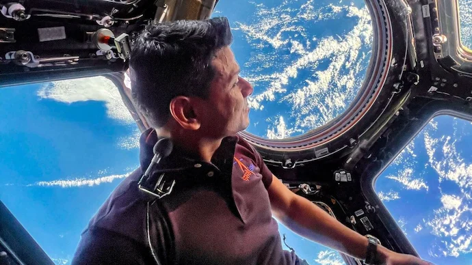 IndiaToday's tweet image. Shubhanshu Shukla reveals how astronauts perform CPR in space #Ax4 #GaganyaanMission

Astronaut #ShubhanshuShukla recently shared insights into the unique and critical challenges of dealing with medical emergencies aboard the International Space Station (ISS), emphasising that