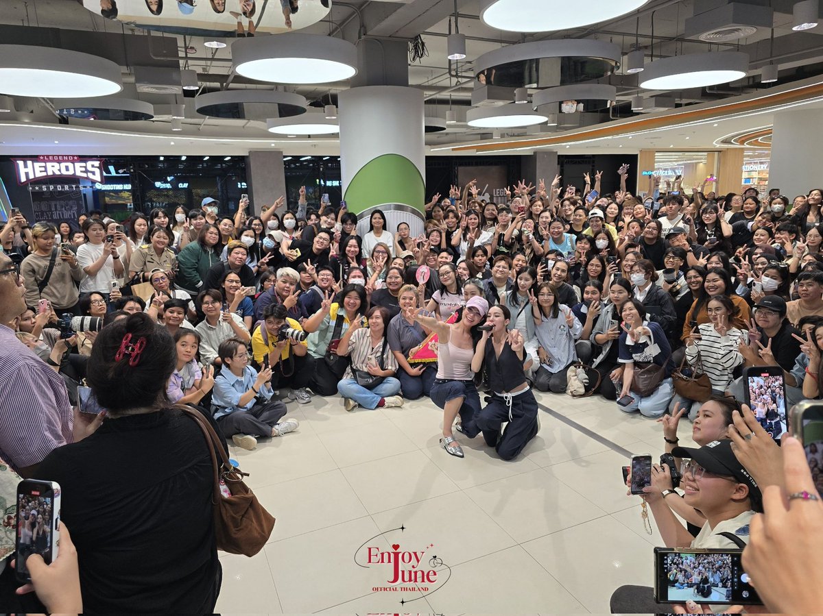ENJOYJUNE_TH's tweet photo. แอดเห็นแล้วแบบนี้แล้วภูมิใจมาก ๆ แฟนๆล้นจอเลยอ่าา 💖
ขอบคุณแฟนๆทุกคน ที่ไปให้กำลังใจ #เอนจอยจูน ด้วยนะคะ 🤗✨️

DESTINY CLINIC X ENJOYJUNE
#DestinyxEnjoyJune 

Wow! So many fans embraced them with love, so much so that they felt it through the photos. It was so powerful. https://t.co/tHXaUmd9l4