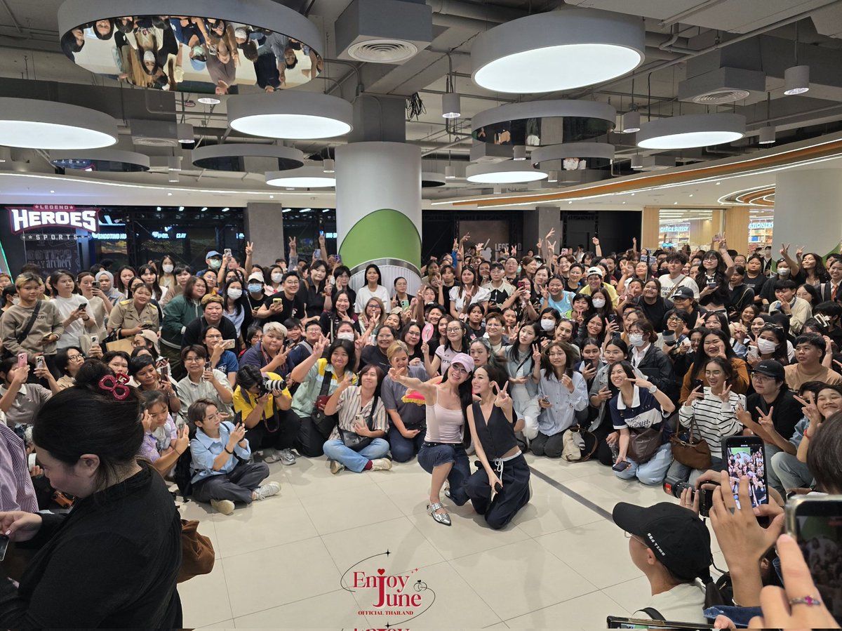 ENJOYJUNE_TH's tweet photo. แอดเห็นแล้วแบบนี้แล้วภูมิใจมาก ๆ แฟนๆล้นจอเลยอ่าา 💖
ขอบคุณแฟนๆทุกคน ที่ไปให้กำลังใจ #เอนจอยจูน ด้วยนะคะ 🤗✨️

DESTINY CLINIC X ENJOYJUNE
#DestinyxEnjoyJune 

Wow! So many fans embraced them with love, so much so that they felt it through the photos. It was so powerful. https://t.co/tHXaUmd9l4