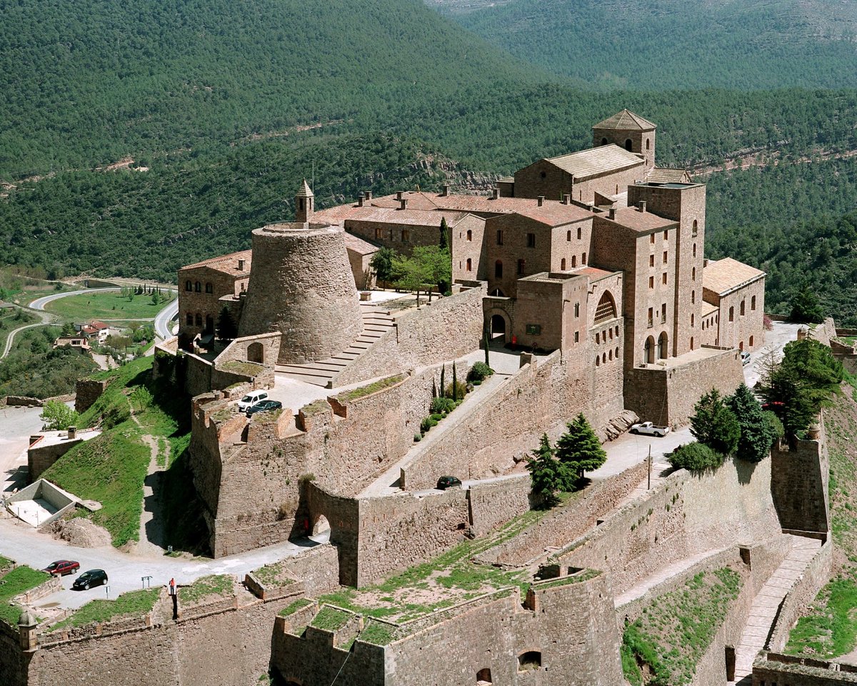 The <a href="/paradores/">Paradores de Turismo</a> network is reviving rural Spain 🏞️ From Cardona to Molina de Aragón, they’re preserving heritage, creating jobs &amp; driving sustainable tourism.

👉 tourspain.es/en/b2b/parador…

#VisitSpain #ThinkYouKnowSpain #SpainLuxuryTravel #HolidaysInSpain <a href="/VisitBCN_ES/">Barcelona</a>