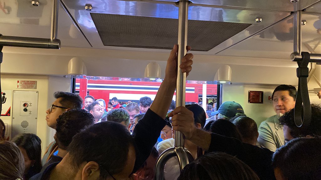 Pepe_dom1's tweet photo. Que pedo!!! Media hora esperando a que salga alguno de los dos trenes y nada y hasta SPM de lleno en Cuautitlán #suburbano @Suburbanos https://t.co/GOpuBtawS1