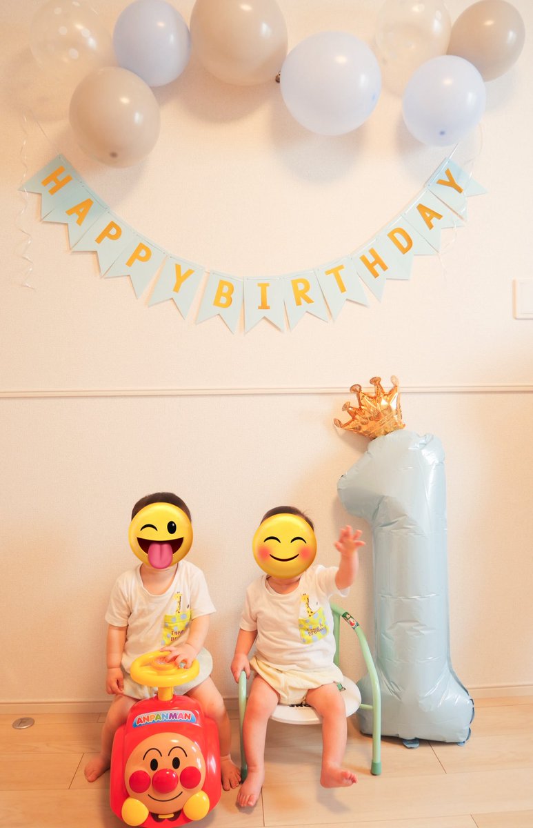 coro2056's tweet photo. 双子の1歳誕生日をお祝い🎂1年前の今頃は術後の痛みと闘いながら、かわいい双子に癒されてたなあ。これからどんどん大変になるけど元気いっぱいに育ちますように😌3枚目はスマッシュケーキを手ではなく顔から行った末っ子くん。マイペースボーイ。 https://t.co/yQBD0eG8iW