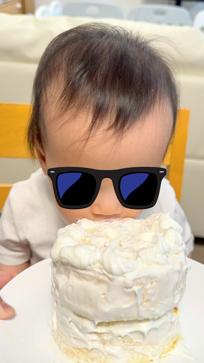 coro2056's tweet photo. 双子の1歳誕生日をお祝い🎂1年前の今頃は術後の痛みと闘いながら、かわいい双子に癒されてたなあ。これからどんどん大変になるけど元気いっぱいに育ちますように😌3枚目はスマッシュケーキを手ではなく顔から行った末っ子くん。マイペースボーイ。 https://t.co/yQBD0eG8iW
