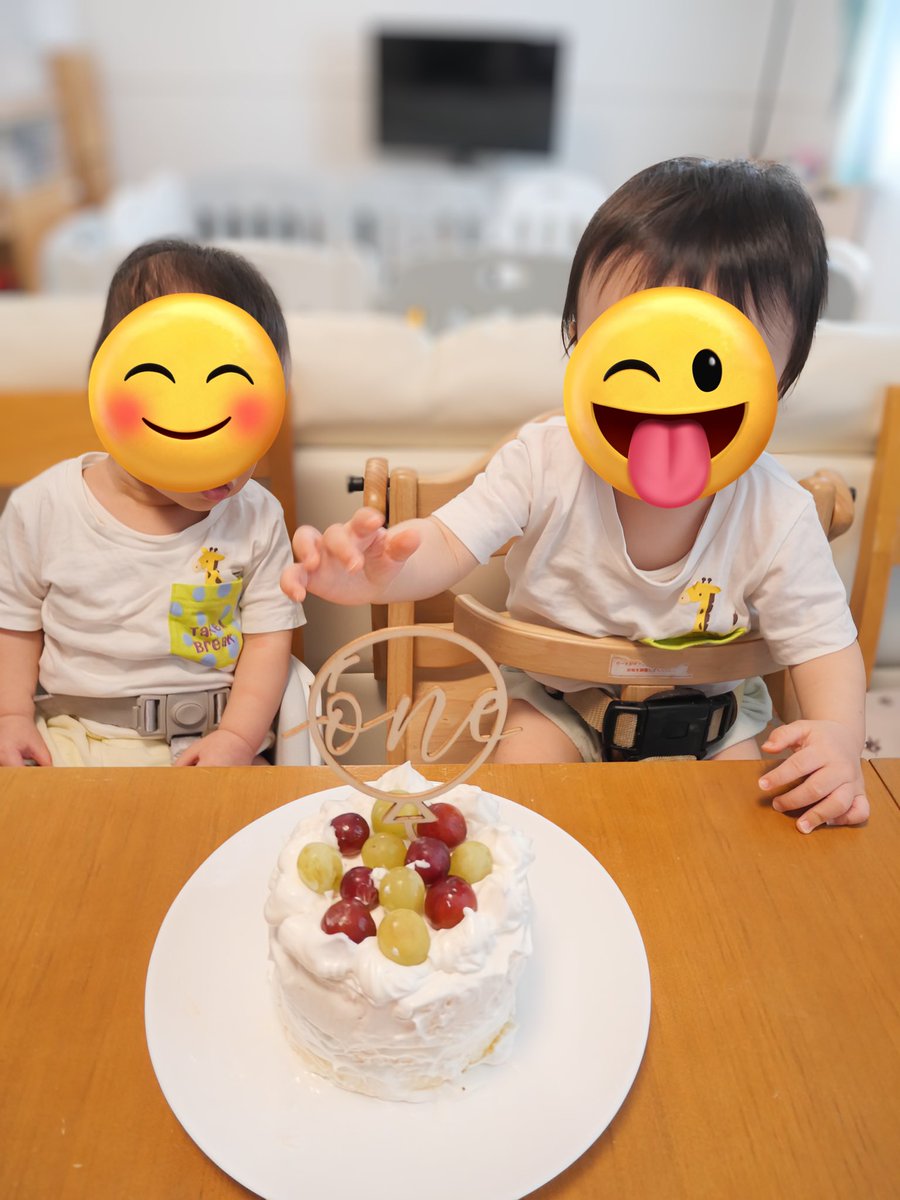 coro2056's tweet photo. 双子の1歳誕生日をお祝い🎂1年前の今頃は術後の痛みと闘いながら、かわいい双子に癒されてたなあ。これからどんどん大変になるけど元気いっぱいに育ちますように😌3枚目はスマッシュケーキを手ではなく顔から行った末っ子くん。マイペースボーイ。 https://t.co/yQBD0eG8iW
