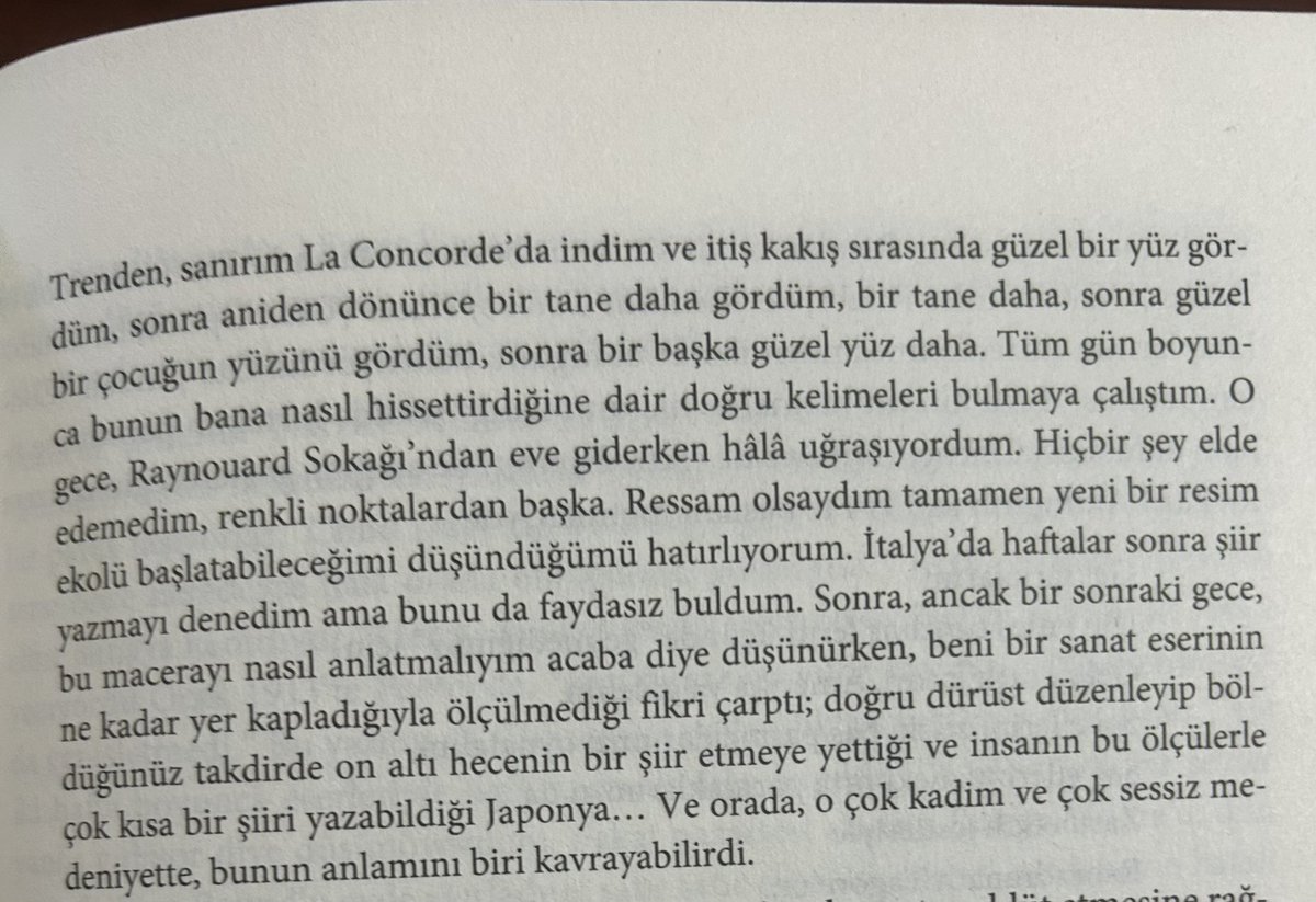 ses_ve_ofke's tweet photo. Ezra Pound, In a Station of the Metro( Bir Metro Durağı) adlı şiirinde: 

Kalabalıkta bu yüzlerin tezahürü:
Islak, kara bir dal üzerinde taç yaprakları.

Ezra, bu kısa şiiri nasıl yazdığını anlattı: https://t.co/vGzjVBE7eR