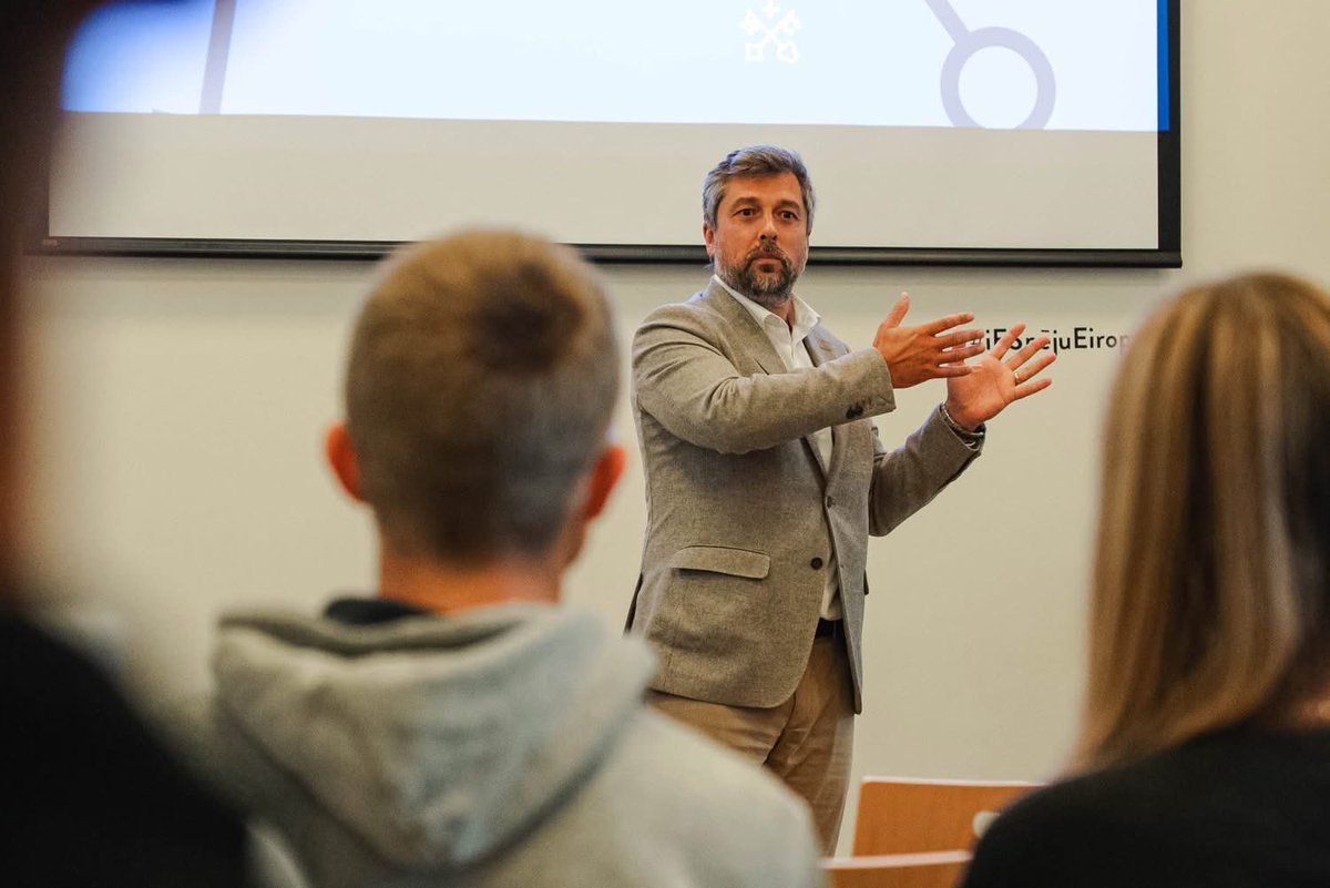 APVIENOTAIS SARAKSTS tweet media