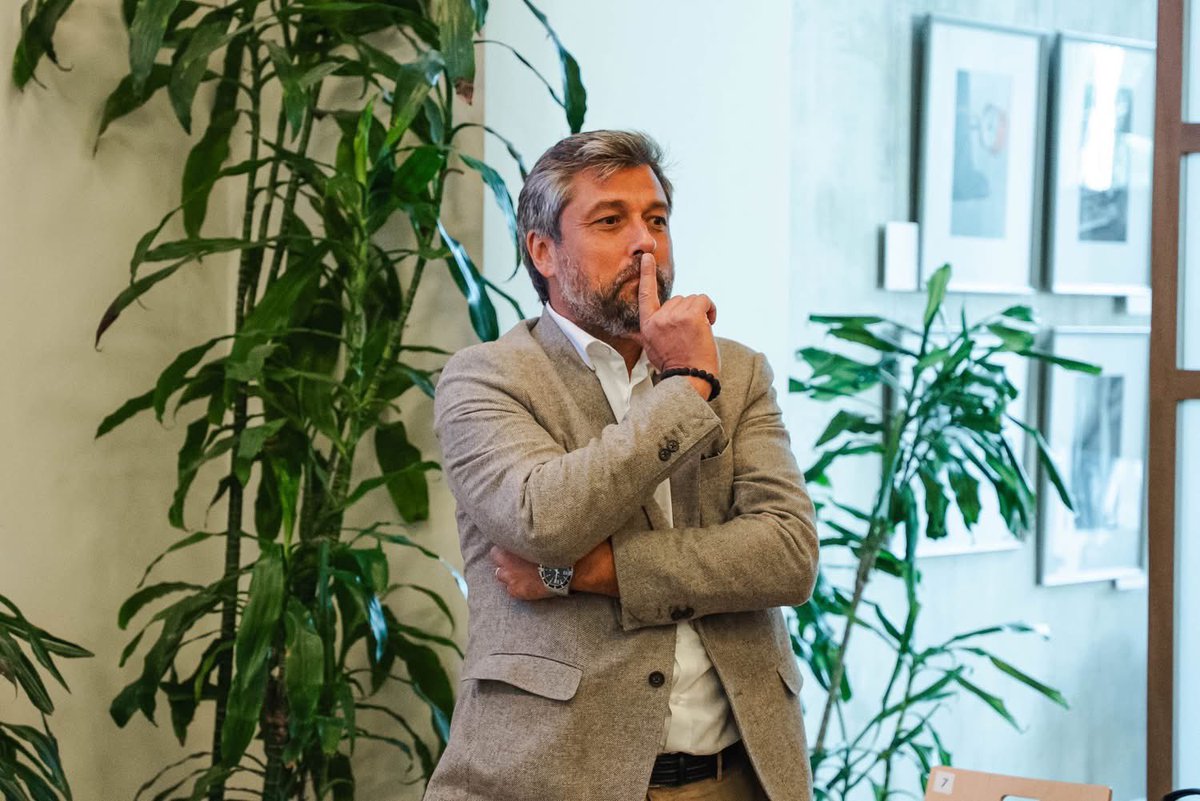 🚲 🛴Eiropas Mobilitātes nedēļas ietvaros 18. septembrī Rīgas jaunieši pulcējās ideju darbnīcā “Mobilā Rīga”, lai kopā domātu par pilsētas nākotnes mobilitāti. Pasākumu ar iedvesmojošu uzrunu atklāja Rīgas pilsētas Attīstības komitejas vadītājs Edgars Bergholcs, aicinot jauniešus