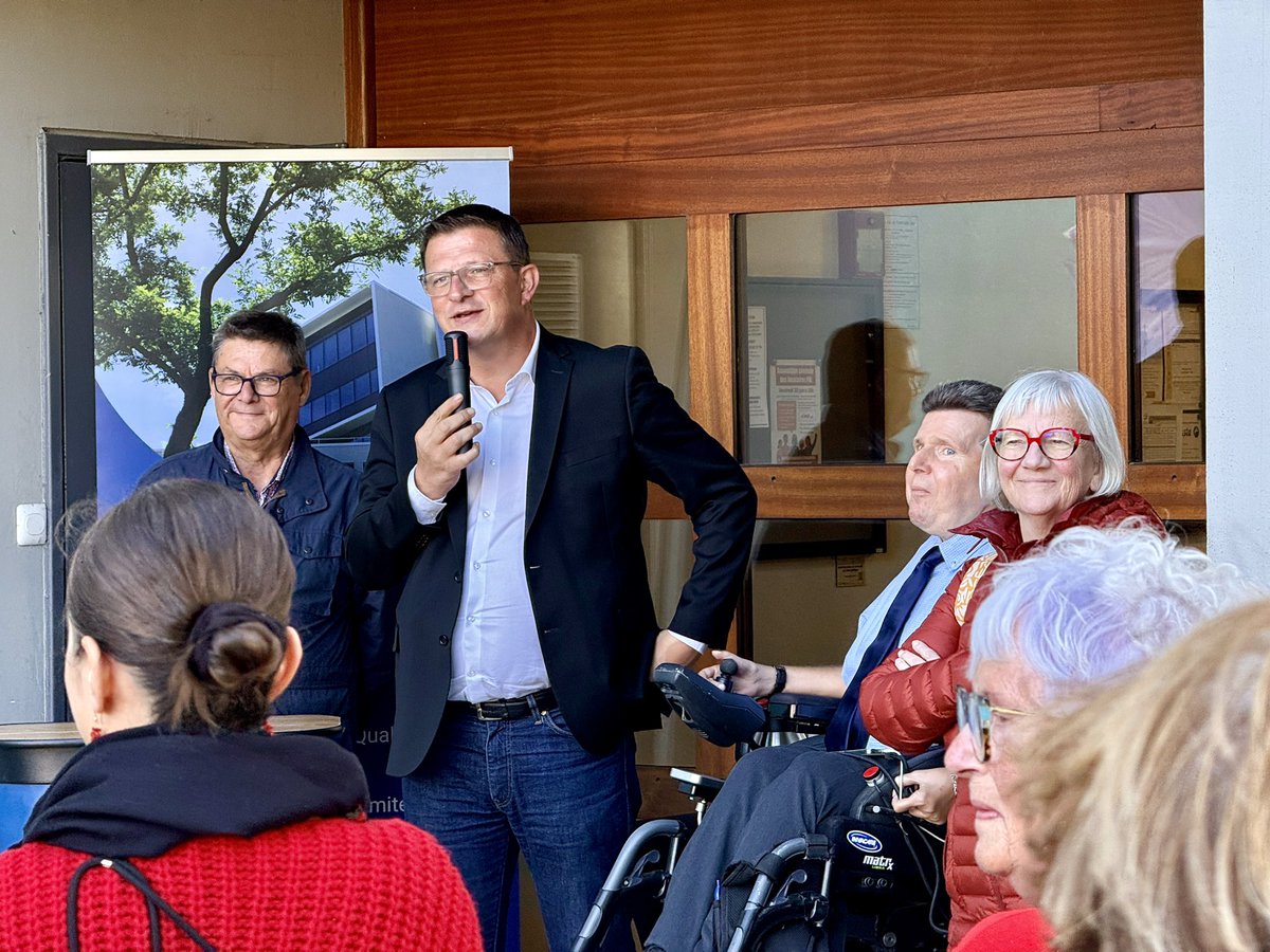 ArriveBenoit's tweet photo. 🎨 Inauguration de deux fresques aux Provinces @VilleCherbourg.
Avec Presqu’île Habitat, l’#art urbain embellit, renforce le lien social et valorise nos quartiers.
👏 Bravo à #Blesea et aux habitants participants pour leur créativité au service du « faire quartier ensemble ». 👍 https://t.co/nN4UimWtdy