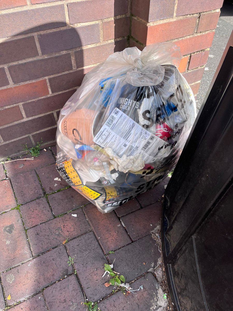 Litterwatch1's tweet image. Monday motivation from our amazing volunteer, Mick.  He's keeping his West Bromwich community clean and beautiful this morning. We're so grateful for people like Mick who make a real difference.  #WestBromwich #CommunityCleanUp #VolunteerPower #MondayMotivation #sandwell