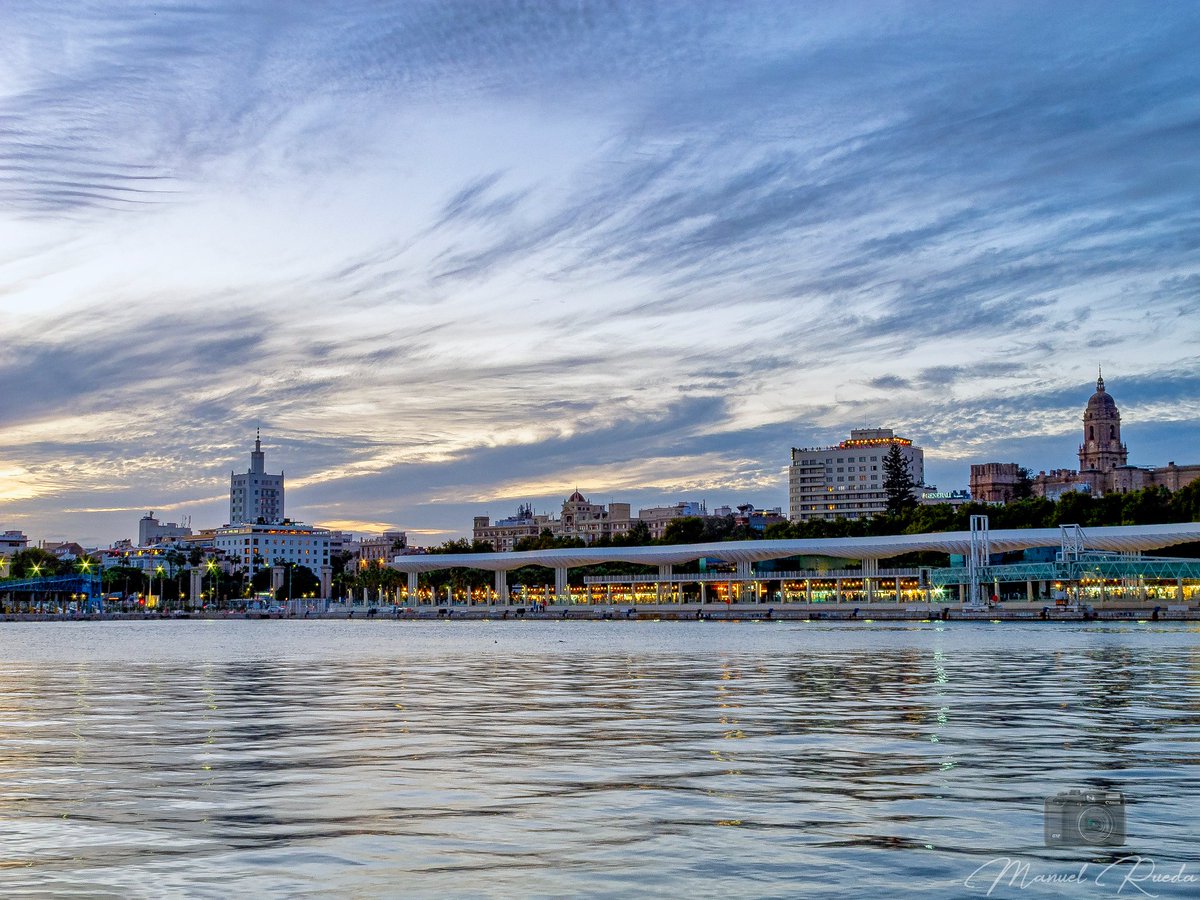 "Huésped ligero el otoño llega silencioso hasta Málaga..." 
'Otoño en Málaga', Pablo García Baena