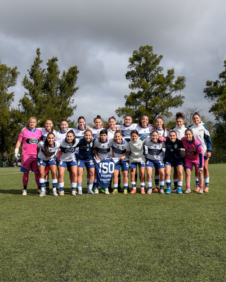 FemeninoCGE's tweet photo. ¡PEQUE 1️⃣5️⃣0️⃣!

Este domingo, se realizó un reconocimiento a Mili Oliver por alcanzar los 150 partidos defendiendo la camiseta de Gimnasia.

¡Gracias por amar estos colores y representar nuestros valores como hincha y deportista! ¡Te amamos, Pe! 💙 https://t.co/pYEmvnsofl