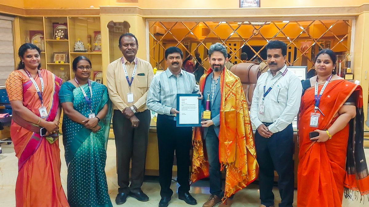 AcsArunkumar's tweet image. Honoured to felicitate Mr. Bharadwaj Asokan, Lead Program Manager, Oracle Academy – South Asia, during the inauguration of ORACLE Academy &amp;amp; AWS Academy at Dr. M.G.R. Educational and Research Institute. 

#DRMGR #MGRERI #oracleacademy #AWSacademy #milestone