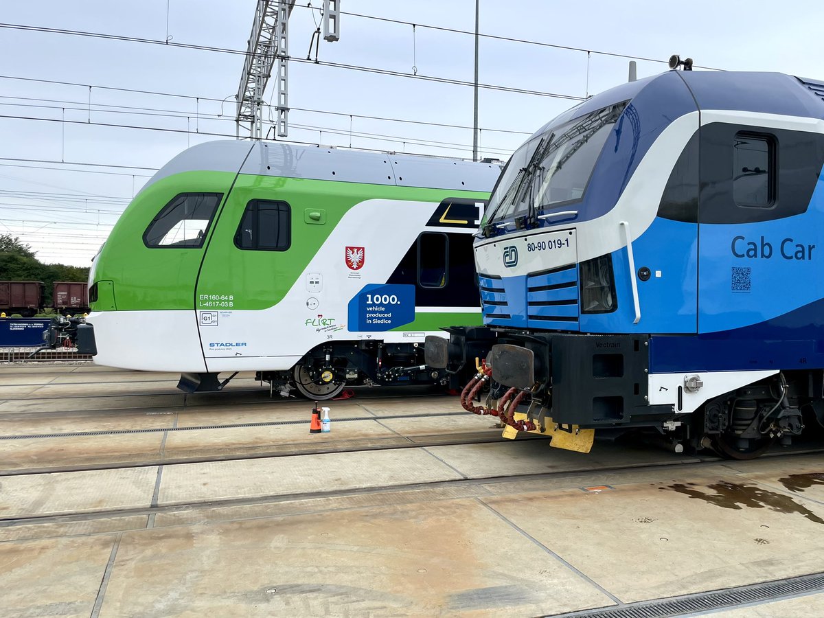 ‼️ Jesteśmy z <a href="/RynekKolejowy/">Rynek Kolejowy</a> już na #TRAKO2025. Jest tu kilka ciekawych nowości, a na portalu pierwsze galeria. 
🚆 Tak dzisiaj wygląda Polska kolej 😀
Tekst: rynek-kolejowy.pl/wiadomosci/tra…
#kolej #PKP 
<a href="/pesabydgoszcz/">pesabydgoszcz</a> <a href="/NewagSa/">NEWAG SA</a>