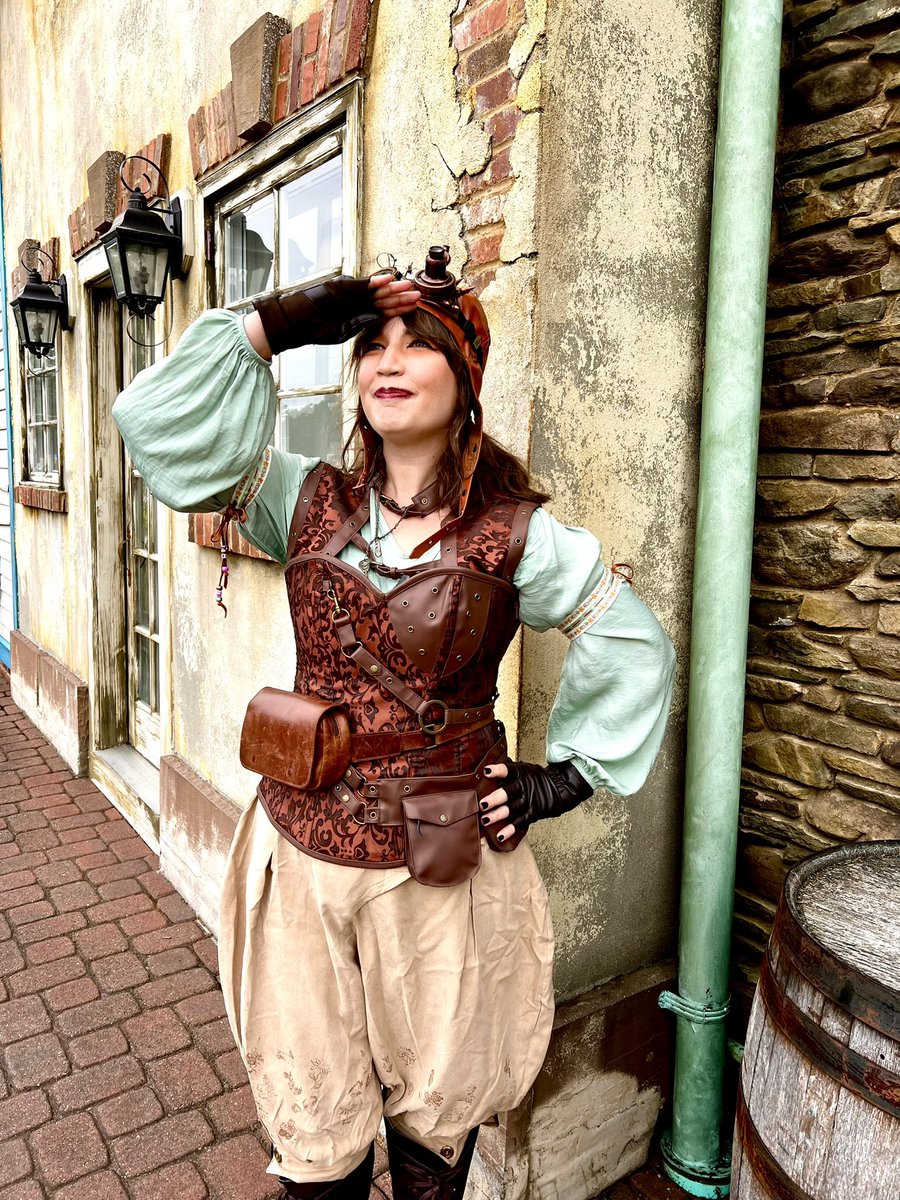 OfWhitestone's tweet photo. I will never pass up an opportunity to cosplay an #EmilyAxford character and being able to dress up as #MaryaJunkova for King Richard’s Faire was a dream 🥹 ⚙️ 🐀💕@dimension20show @dropout #dimension20 #cloudwardho https://t.co/kmjh4FQqKg