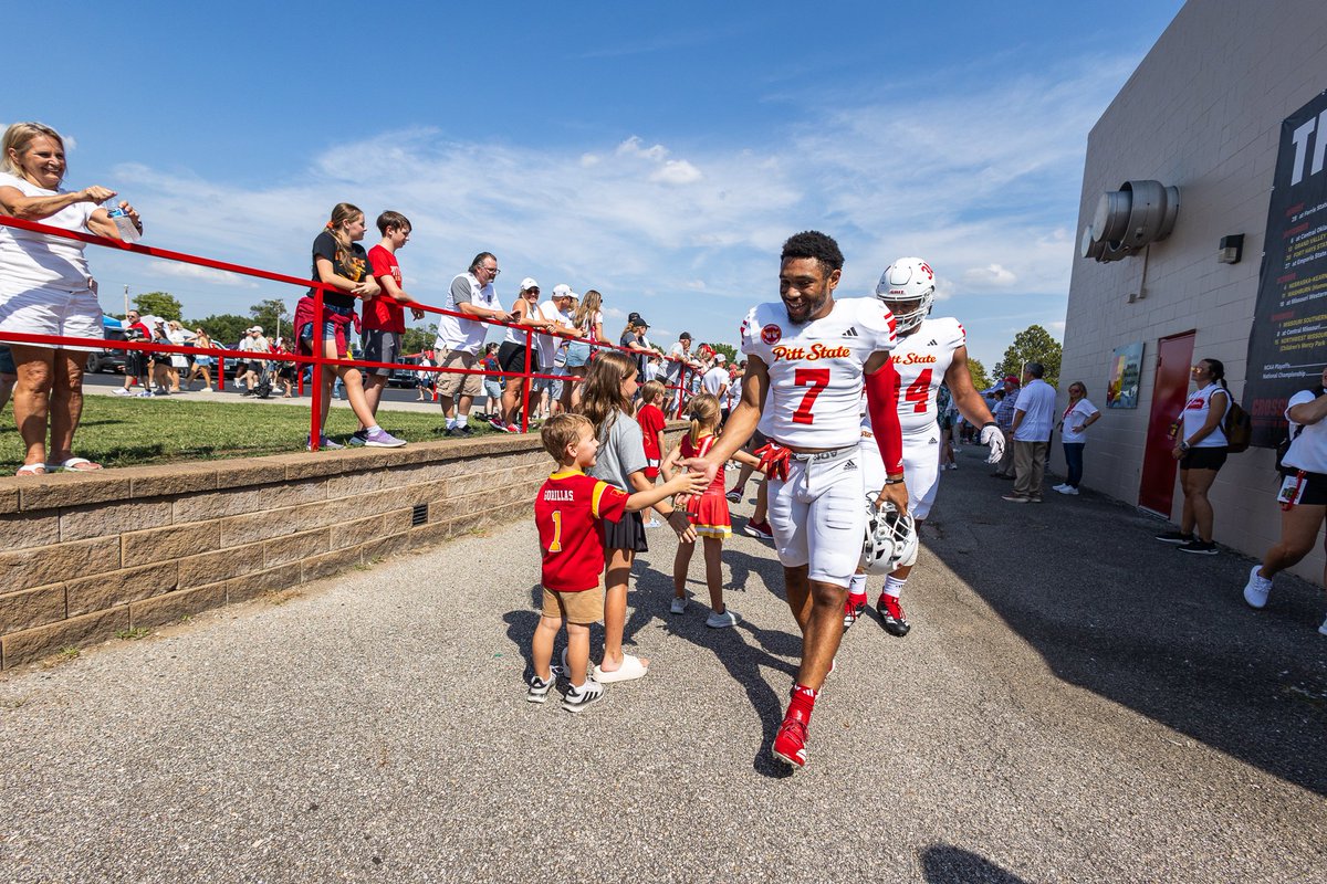 J-Rog spotlight post.

Jordan Rogers leads the Gorillas in tackles (30) and interceptions (2) in the team's first four games 🦍🏈
