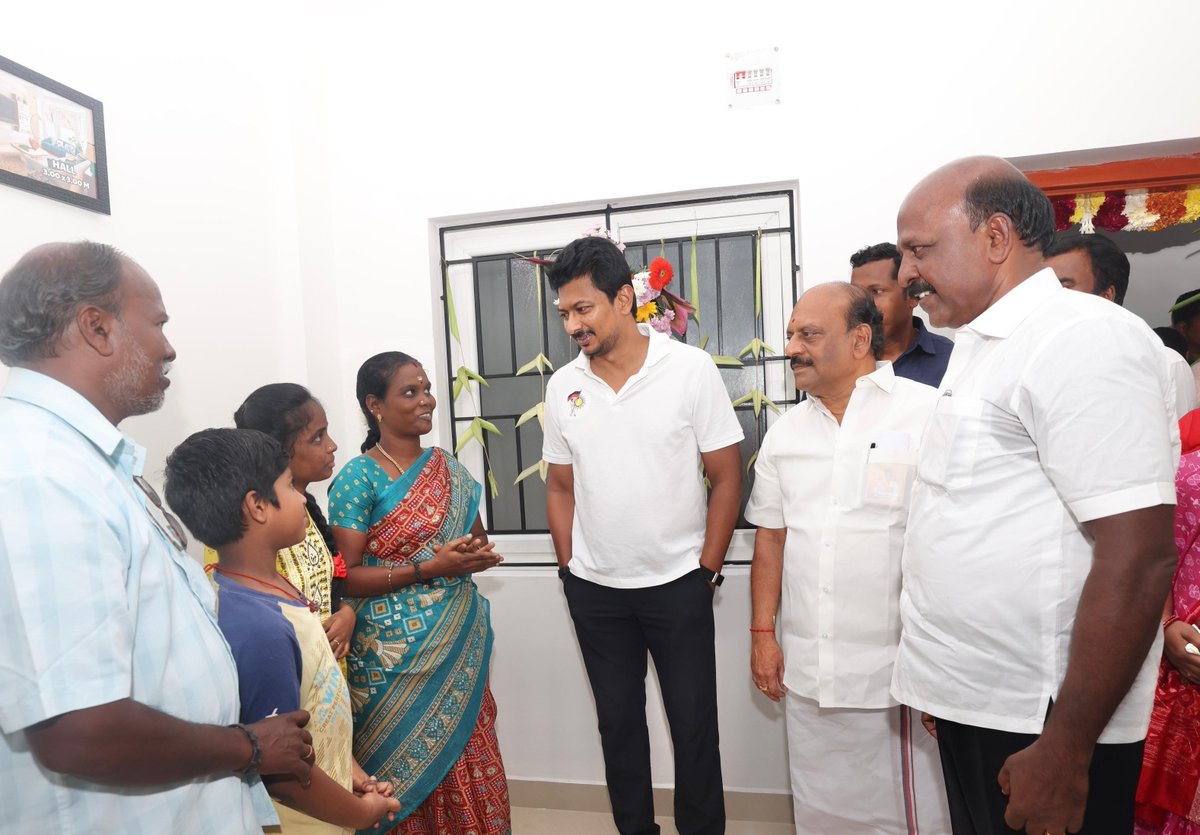 Udhaystalin's tweet photo. முத்தமிழறிஞர் கலைஞர் அவர்களால் 1970-இல் கட்டப்பட்ட சைதாப்பேட்டை வாழைத்தோப்பு குடிசைமாற்று வாரியக் குடியிருப்புக்கு மாற்றாக,  தமிழ்நாடு நகர்ப்புற மேம்பாட்டு வாரியம் சார்பில் ரூ.77.76 கோடி மதிப்பில் 504 புதிய குடியிருப்புகள் கட்டப்பட்டுள்ளன.

இந்தக்குடியிருப்புகளைப் பயனாளிகளிடம் வழங்கும் வகையில், அதற்கான ஒதுக்கீட்டு ஆணைகளை சைதாப்பேட்டையில் இன்று நடைபெற்ற விழாவில் வழங்கி மகிழ்ந்தோம். 

வீடுகளைப் பெற்ற பொதுமக்கள் அவற்றை முறையாக பராமரித்திடுமாறு கேட்டுக்கொண்டோம். @thamoanbarasan @Subramanian_ma @thayagamkavi