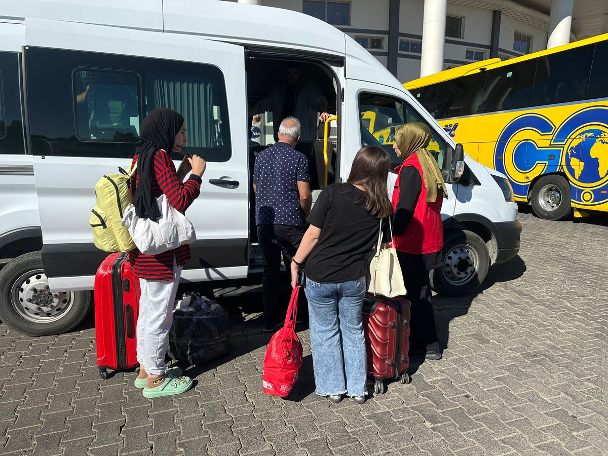 Üniversiteye yeni başlayan arkadaşlarımızı terminalde karşılayıp, onları güvenle yurtlarına ulaştırdık. Gençlik Merkezi olarak yanlarında olmaktan mutluluk duyuyoruz. Yeni eğitim-öğretim yılında hepsine başarılar diliyoruz! 🌟📚

<a href="/OA_BAK/">Dr. Osman Aşkın Bak</a> 
<a href="/gencliksporbak/">Gençlik ve Spor Bakanlığı 🇹🇷</a>