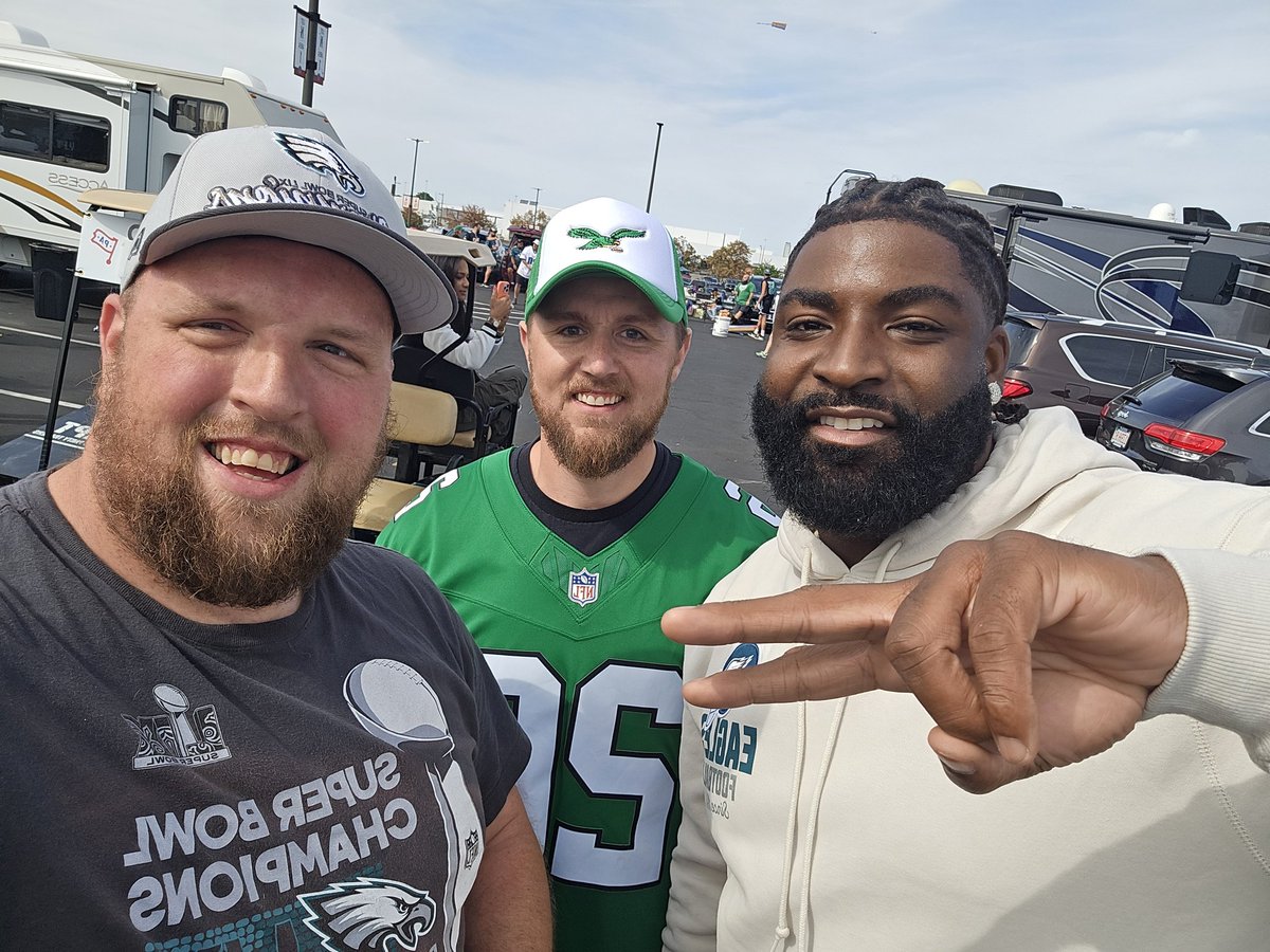 What a awsome thing to run into . <a href="/MrGetFlee99/">Vinny Curry</a> yesterday in the parking lot. 
#FlyEaglesFly