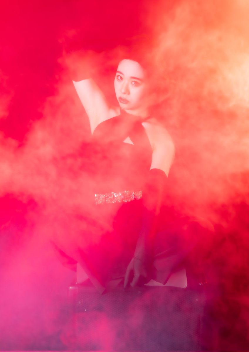 mogura5513681's tweet photo. リアルポートレート名古屋
団体枠:蜜林檎PARTY

蜜林檎さんはWSとフォトウォークでしか撮影したことがなかったのにお声がけいただいて、大変光栄であると同時にめちゃくちゃプレッシャーかかりました。

テーマの赤も悩みましたがスタジオに偶然スモークがありこの写真になりました。 https://t.co/gSY9qgrT7j