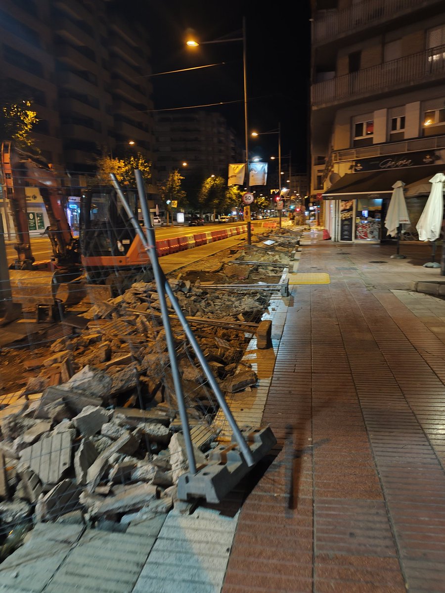 adriaapons's tweet photo. Lleida un diumenge nit, si Hi ha algú q pensi q el panorama no és apocalíptic, és q te la realitat completament alterada. https://t.co/Vi8Y8tw6nV