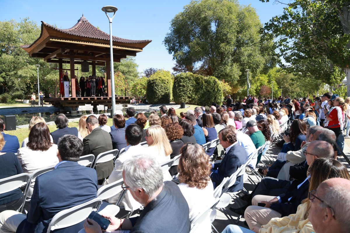 🕊️ Alcobendas celebra el #DíaInternacionaldelaPaz con un emotivo acto en la Campana de la Paz.
🎶 Góspel, minuto de silencio y la inauguración de un busto a Nelson Mandela donado por el escultor José Miguel Abril.
🌍 Compromiso de nuestra ciudad con la paz y la convivencia.